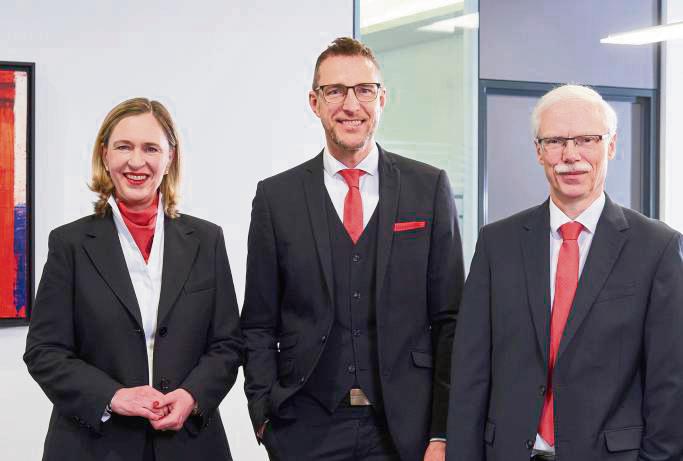 Sehr zufrieden mit dem Geschäft 2024: Der Vorstand der Sparkasse Hellweg-Lippe mit (v.l.) Nicole La Noutelle, Peter Königkamp (Vorsitzender) und Ulrich Kleinetigges. Die Bilanzsumme des Hauses mit 649 Mitarbeitern liegt bei 5,1 Mrd. Euro (+ 1,3 %)