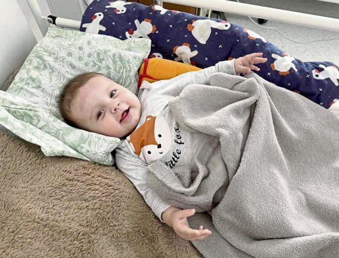 Sechs Kinder, sechs schwere Schicksale (im Uhrzeigersinn von links oben): Jaroslaw hat eine Fehlbildung im Gehirn, die sechs Monate alte Anastasia leidet unter einem Lymphom, Tamirlan (3) hat einen Gehirntumor. Denys leidet derweil an Epilepsie, der zehn Monate alte David hat ein offenes Seitenventrikel im Gehirn. Und Ostap (2) hat einen Wasserkopf.