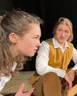 Die Schüler spielen empathisch ihre Rollen aus dem „Sommernachtstraum“, in denen Traum und Wirklichkeit verwischen.