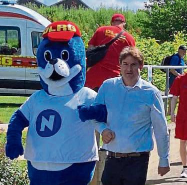 Maskottchen Nobby und Remco van der Velden.