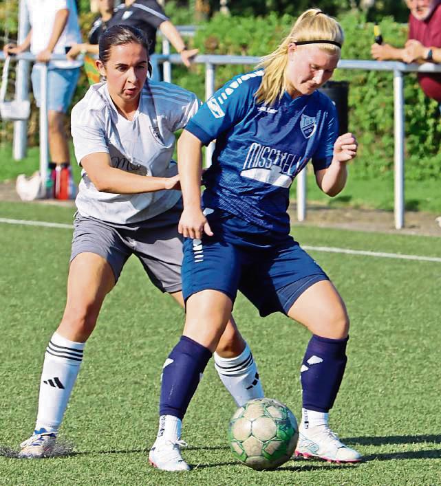 Durch ein 4:1 gegen Amshausen verteidigte der TuS Wadersloh (in Blau) Platz eins in der Landesliga. Foto: Feichtinger