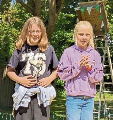 Das neue Kinderkönigspaar in Stirpe: Leonie Halfinger und Hannah Mergenmeier.