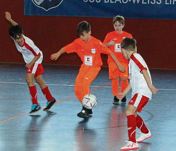 An der Hallenkreismeisterschaft der E-Junioren nehmen auch die Teams von BW Rixbeck-Dedinghausen (in Orange) sowie von Viktoria Lippstadt (in Weiß) teil. Foto: Hans Dannhausen