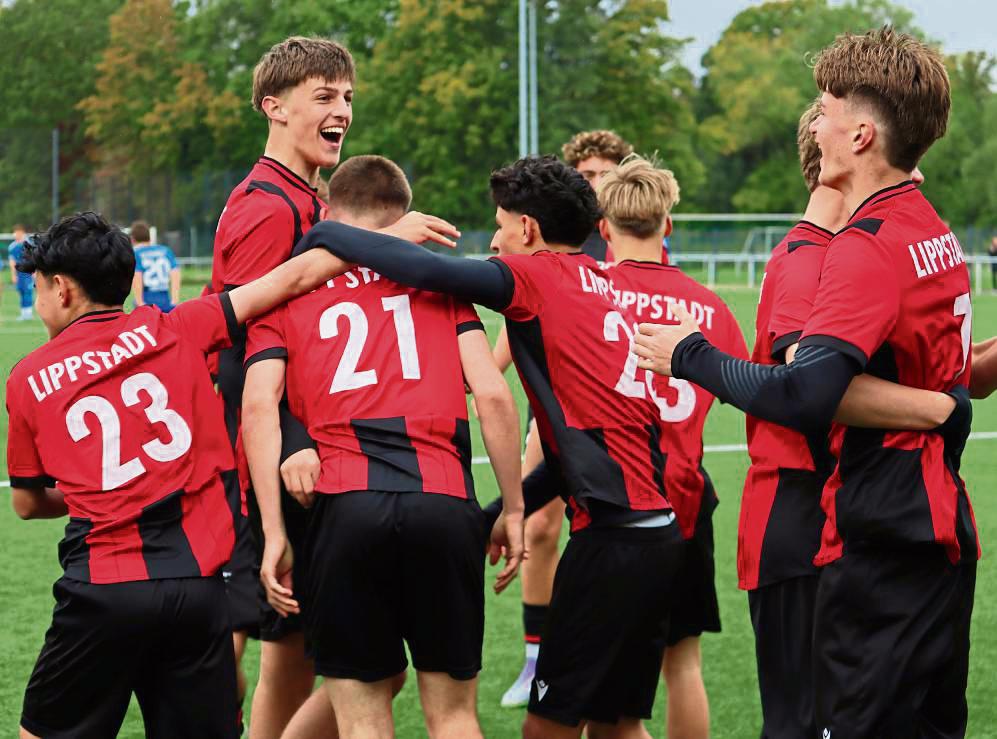 Vierfacher Jubel in Reihen der B-Jugend des SV Lippstadt: Allerdings waren die letzten 15 Minuten, so Trainer Justin Kemper, „richtig schlecht“. Fotos: Uwe Feichtinger