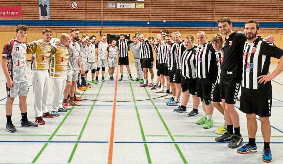 Eine einseitige Angelegenheit war das Nachbarduell in Anröchte, das die TuS-Handballer (r.) gegen den SV 03 Geseke (l.) deutlich mit 46:26 gewannen.