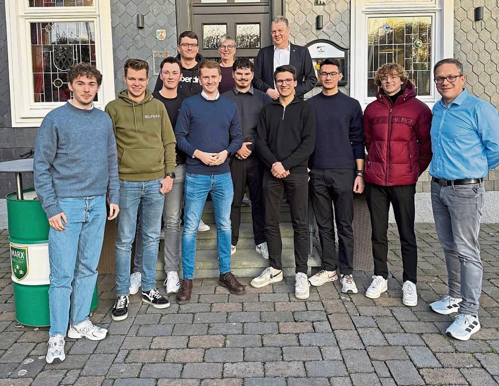 Gruppenbild mit Bürgermeister und Landtagsabgeordnetem: Der neue Vorstand der Jungen Union in Erwitte um Erik Wiese (vorne, 4. v. r.).