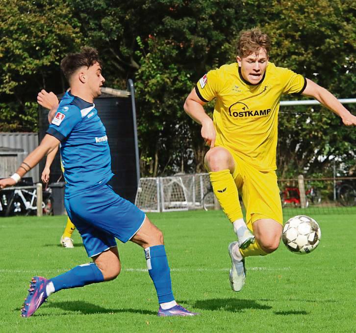 Den 1:0-Führungstreffer des SuS Bad Westernkotten in Lennestadt markierte Phil Mehn (r.) in der 52. Minute. Wenige Minuten später legte Leon Berendes das 2:0 nach. Foto: Thomas Wiegand