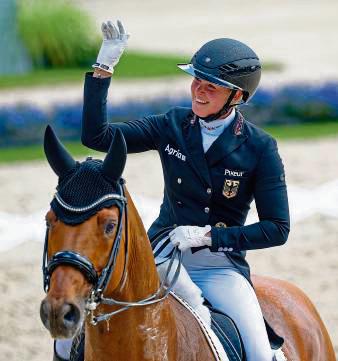 Legten im Nationenpreis der Dressurreiter vor: Katharina Hemmer und ihr Fuchs „Denoix“. Foto: Anspach / DPA