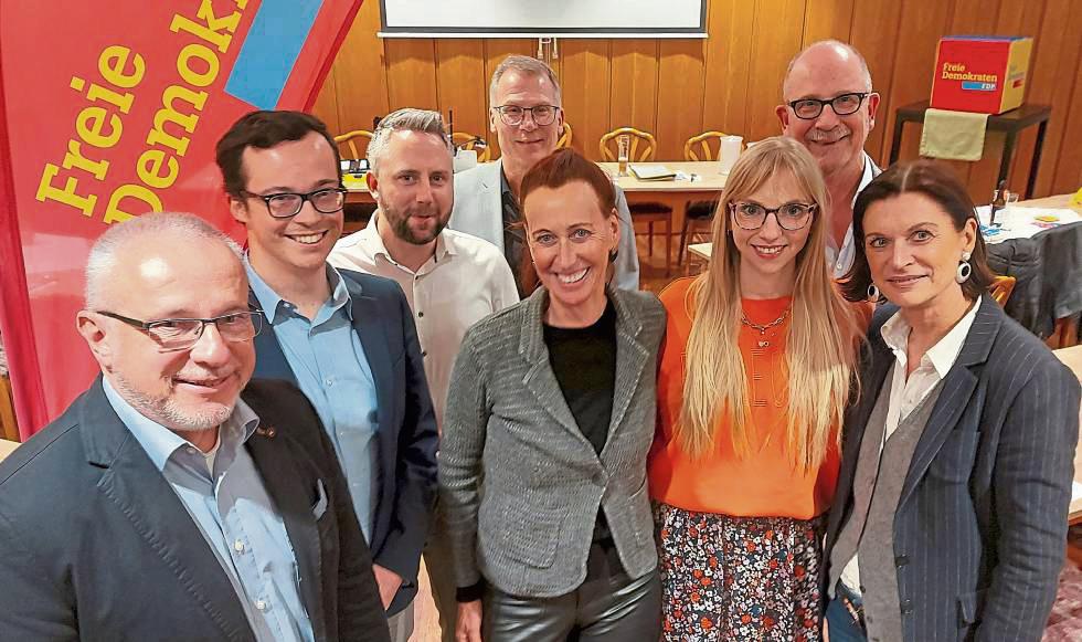 Liberale Führungsmannschaft: FDP-Vorsitzender Jürg Haseloff mit den Vorstandsmitgliedern Christian Knopf, Chris Winkelmann, Ralf Twillemeier, Maria Pöttker, Franziska Eckert, Godehard Pöttker und Angela von Wengersky (v.l.). Foto: Heienbrok