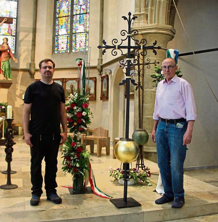 Rafael Jürgens (l.) hat das Kreuz angefertigt. Foto: Löseke