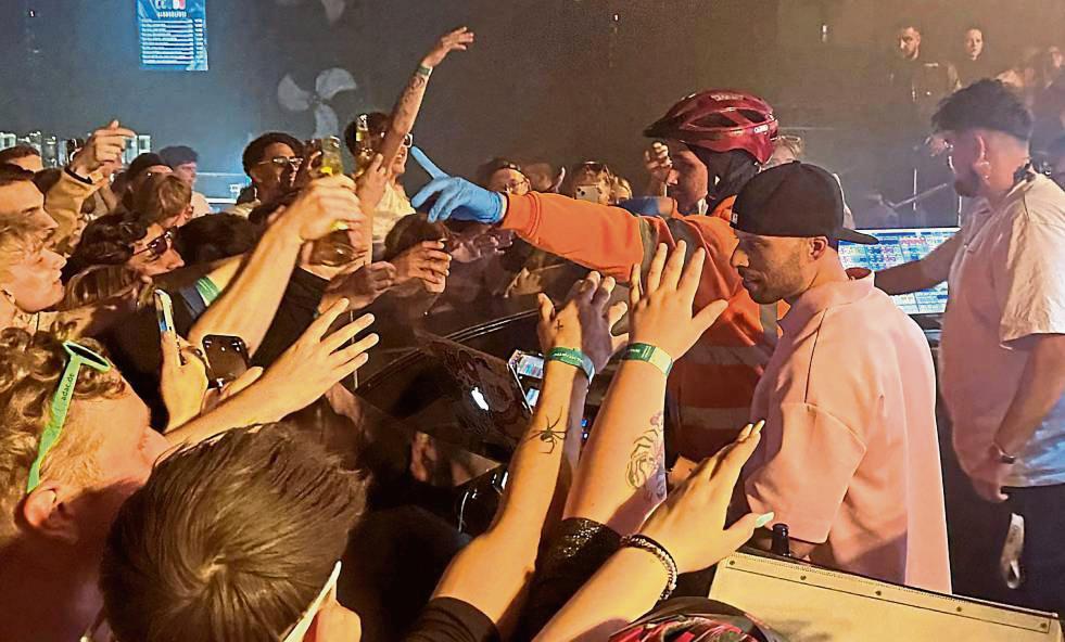 Der selbsternannte „Anzeigenhauptmeister“ war am Freitag in Lippstadt auf Club-Tour: Im Apollo verteilte er Freigetränke und stand für Fotos bereit. Foto: Cegelski