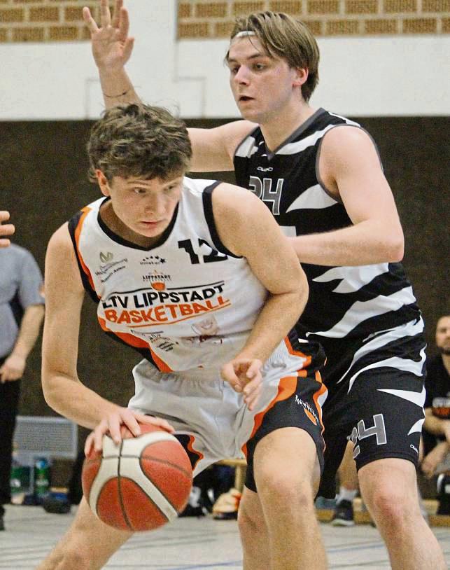 Nach einem sehr holprigen Start fanden die LTV-Basketballer (in Weiß) im Heimspiel gegen den Schwerter TS noch rechtzeitig in die Erfolgsspur. Foto: Heinke