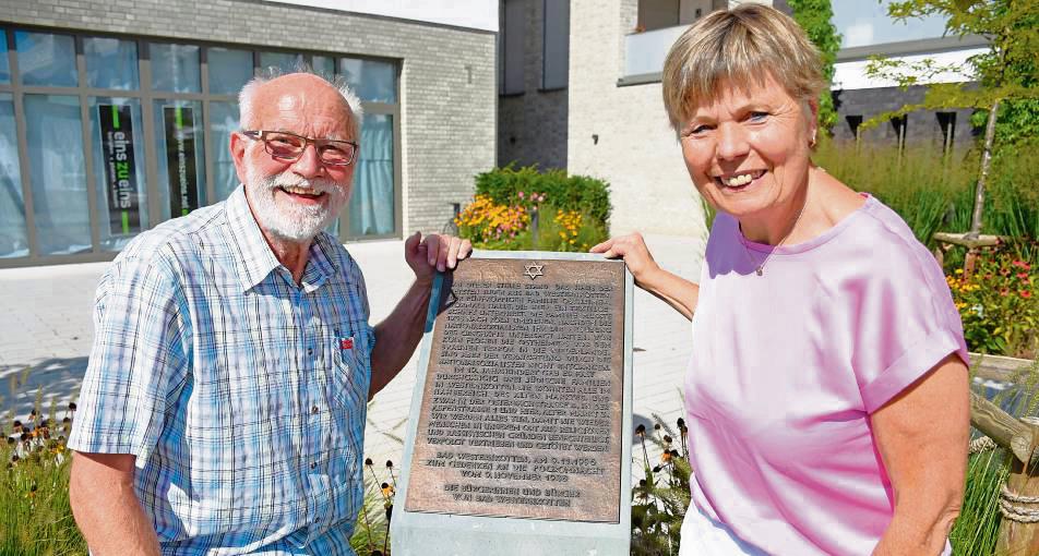 Wolfgang Marcus und Anette Sellmann mit der Judengedenktafel. Foto: Giannakis