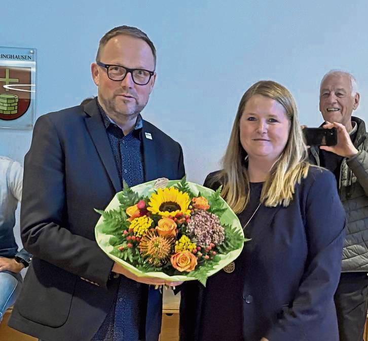 Blumen für die dritte Amtszeit: Hauptamtsleiterin Alexandra Falkenau beglückwünschte Bürgermeister Alfred Schmidt im September zur Wiederwahl. Foto: Dagmar Meschede