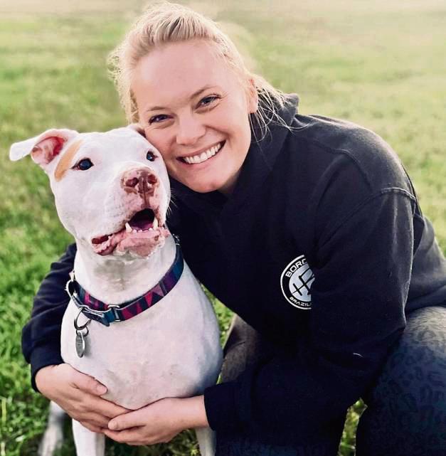 Elena Maas mit ihrer Staffordshire-Hündin Penny.