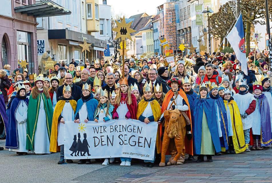 Zahlreiche Sternsinger waren bei der bundesweiten Eröffnung der 67. Aktion Dreikönigssingen in Paderborn mit Erzbischof Dr. Udo Markus Bentz dabei. Foto: Laame