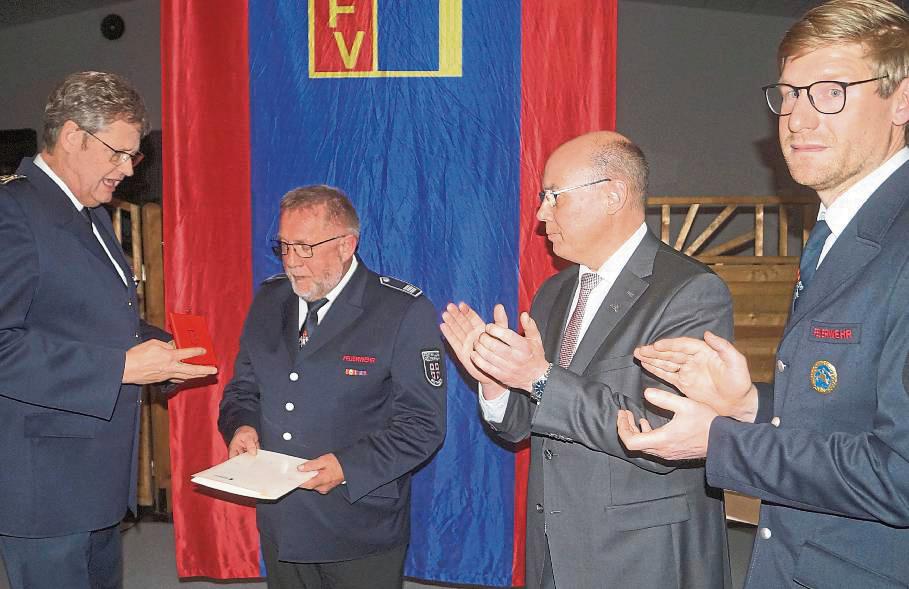 Mit der Verleihung des Feuerwehr-Ehrenkreuzes in Silber würdigt Kreisbrandmeister Thomas Wienecke (l.) die Arbeit von Klaus Adams (2.v.l.). Fotos: Thomas