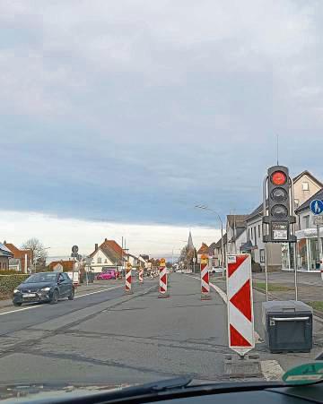 Eine Ampelanlage leitet an der Hauptstraße den Verkehr durch den Bauabschnitt.