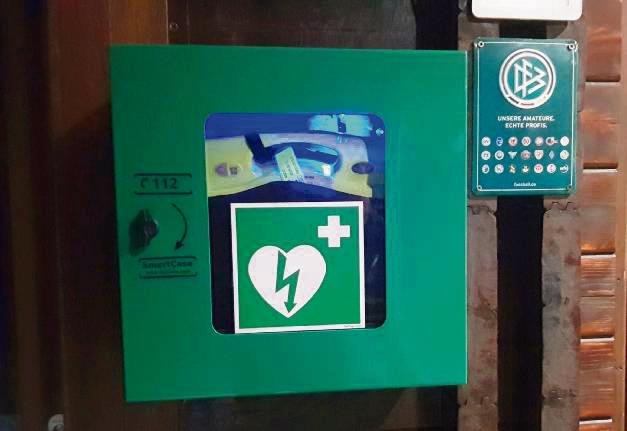 An den Sportplätzen und Schulen befinden sich nun ebenfalls Defibrillatoren. Archivfoto: Kossack