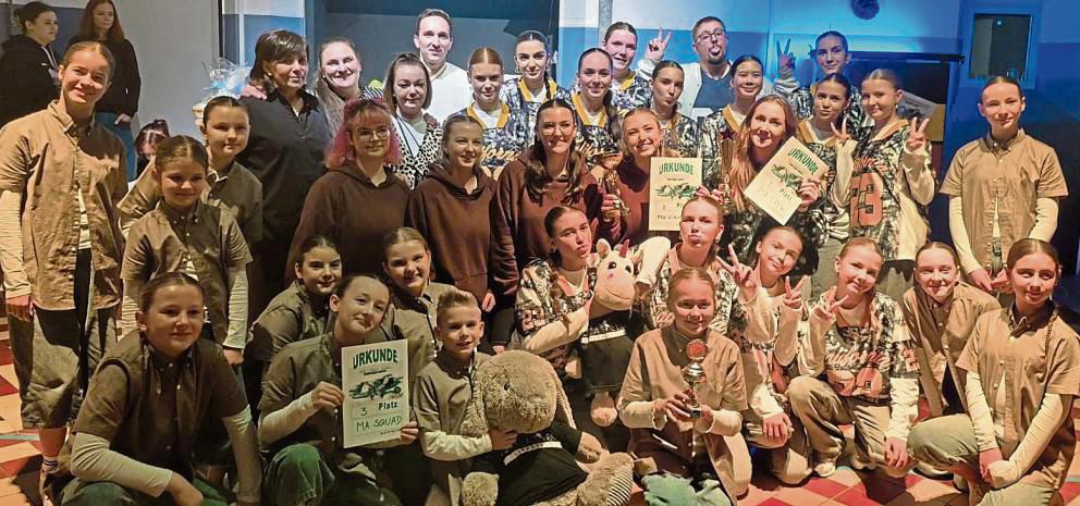 Die HipHop-Abteilung des TSC Castell Lippstadt zeigte in Beckum nicht nur Freude, Ausdrucksstärke und eine beeindruckende Synchronität, sondern sie war auch überaus erfolgreich. Ein erster, ein zweiter und ein dritter Platz standen am Ende des Tages zu Buche.