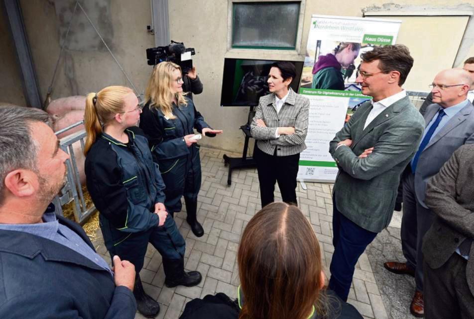 Wie moderne Technik die Tierhaltung verbessern hilft, erläuterte Dr. Katharina Dahlhoff (3.v.l.) im Gespräch mit Landwirtschaftsministerin Silke Gorißen und Ministerpräsident Hendrik Wüst anhand der Sauenhaltung. Den Rundgang begleiteten Andreas Pelzer, Leiter von Haus Düsse (l.), und Landwirtschaftskammer-Präsident Karl Werring (r.). Fotos: Peter Dahm