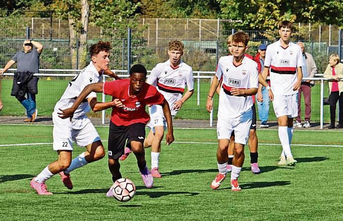 Die B-Junioren des SV Lippstadt (in Weiß) haben die 1:4-Niederlage gegen Verl aufgearbeitet und im Training ordentlich Gas gegeben. Foto: Uwe Feichtinger
