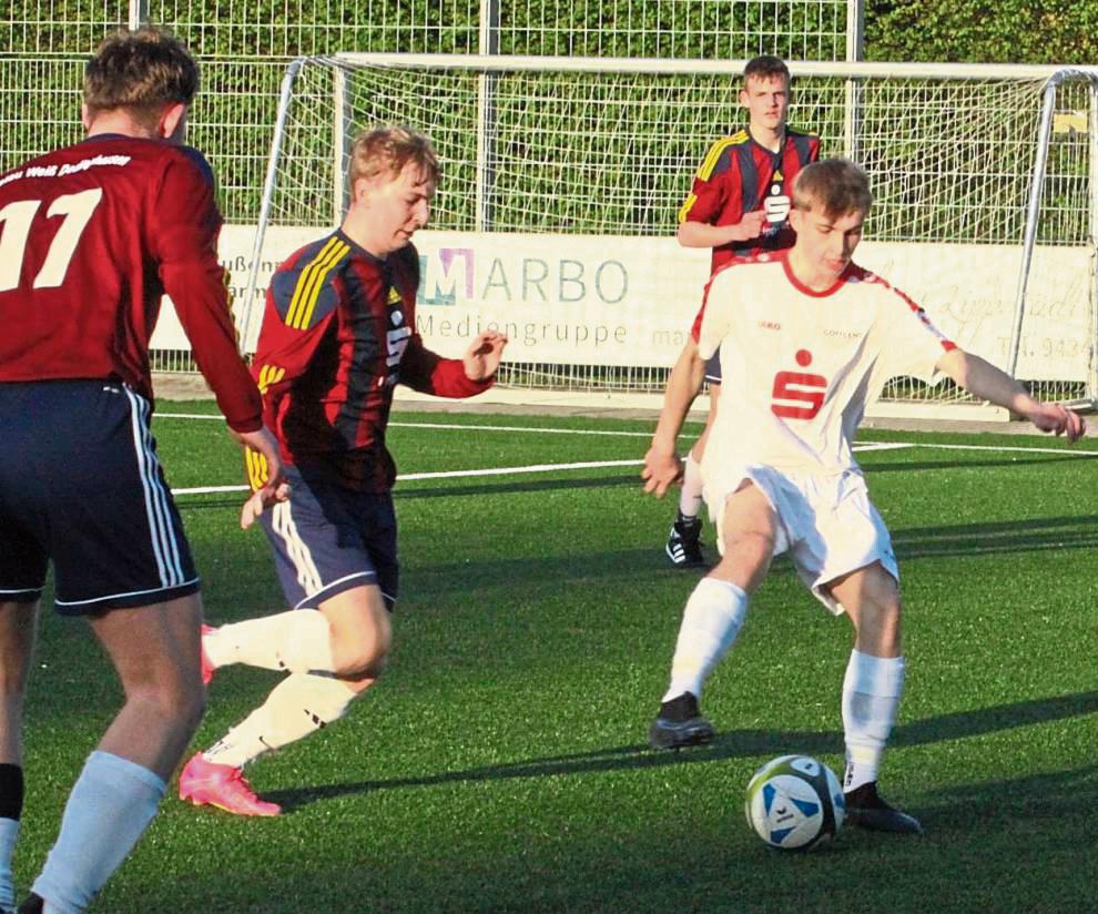 Die A-Junioren der JSG Rixbeck-Dedinghausen (dunkle Trikots) wollen, wenn es nach Trainer Widera geht, ihre Serie ausbauen. Nur das erste Spiel gegen Lipperode ging verloren. Seitdem ist das Team ungeschlagen. Foto: Dannhausen