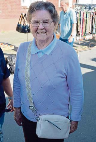 Frisch erworben hat diese Frau eine neue Handtasche. Diese gingen zigfach über die Ladentheken.