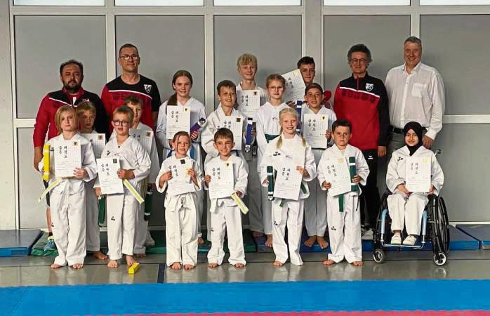 Stolz präsentierten die jungen TVK-Sportler nach bestandener Prüfung ihre Urkunden.