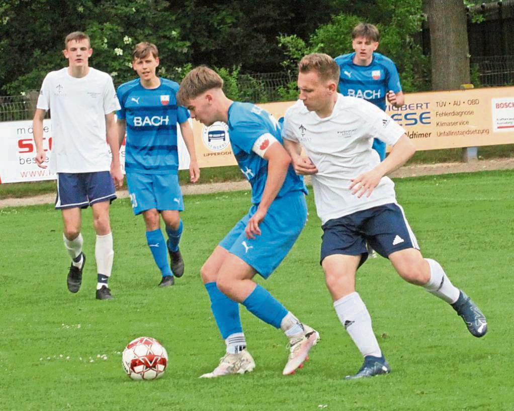 Die JSG Rixbeck/Dedinghausen (in Weiß) setzte sich bei der Reserve des TuS Lipperode knapp mit 2:1 durch. Zur Pause lagen die Birkenbruch-Kicker noch vorn. Foto: Dannhausen