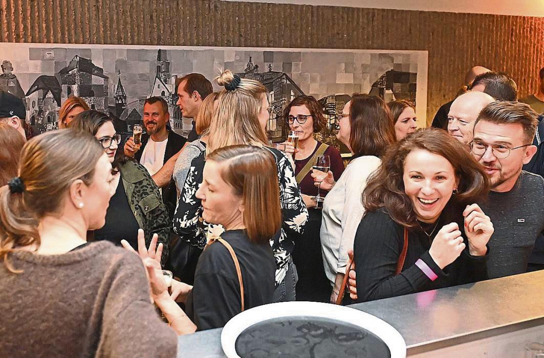 Rund 400 ehemalige Schüler des Geseker Gymnasium Antonianum ließen die Räumlichkeiten der Aula aus allen Nähten platzen. Fotos: Dieter Tuschen