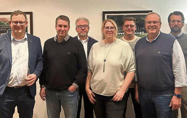 Lippstadt hat jetzt einen Bundesschützenfest-Verein und das ist der Vorstand: (v.l.) Sebastian Verhoeven, Josef Freund, Michael Nolte, Jessica Lanhenke, Nico Schindler, Andreas Busch und Christian Rebbert bilden das Vorstandsteam. Der Verein kümmert sich um die Planung und Organisation des XXL-Festes, das 2028 in Lippstadt gefeiert werden soll.