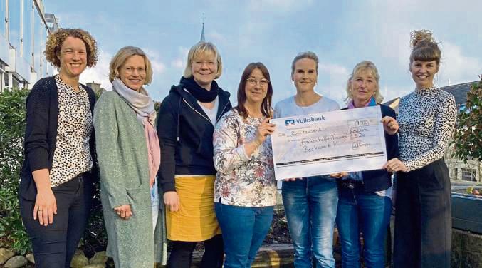 Bei der Spendenübergabe an den Verein Frauen helfen Frauen waren dabei (v.l.): Simone Wolbracht, Claudia Ense, Charlotte Stienemeier, Nicole Junker, Gabriele Plümpe, Birgit Bals-Teckentrup und Julia Große Hundrup.