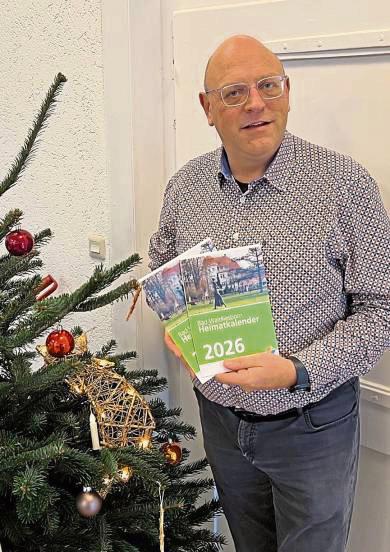 Ortsvorsteher Peter Brinkmann präsentiert den Kalender.
