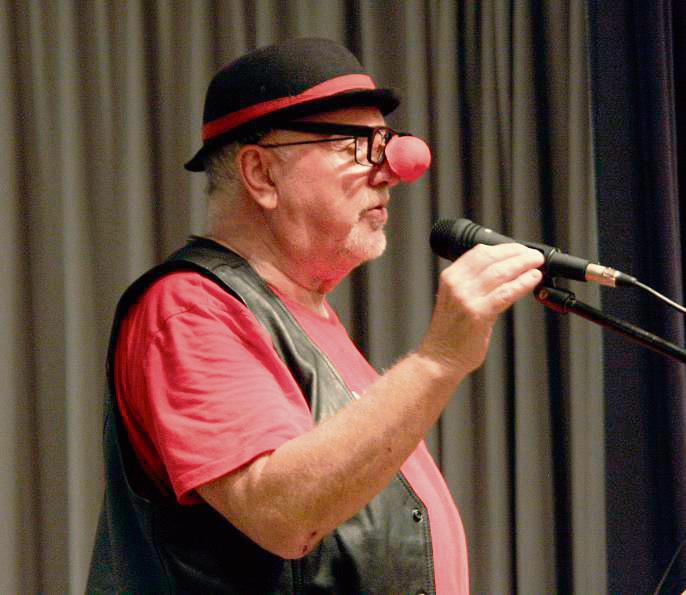 Die Pappnase täuscht: Willibert Pauels bietet vielschichtige und intelligente Unterhaltung. Foto: Helga Wissing
