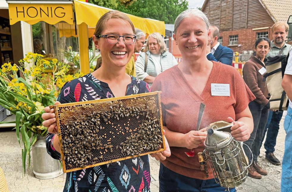 Mit Wabe und Smoker: Imker-Meisterin Vera Poker (l.) und Dr. Marika Harz, Leiterin Bienenkunde bei der Landwirtschaftskammer NRW, beim Jubiläum auf Haus Düsse. Fotos: Vielberg
