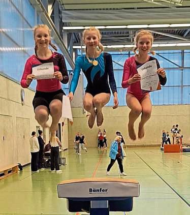 Jubelsprünge machten (v.l.) Liane Ritter, Leana Lingens und Mia Engelmeier aus Erwitte nach ihren guten Leistungen beim Hammer Turn- und Spielfest.