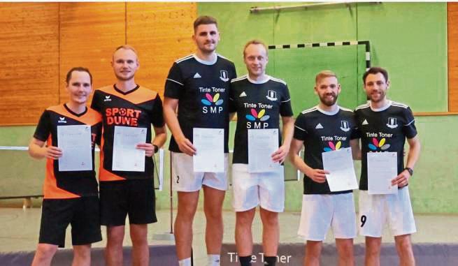 Ganz oben auf dem Treppchen stand Sven Walter (4.v.l.) vom TV Lipperode zusammen mit seinem Doppelpartner Gergö Horváth aus Hagen, die sich als Sieger der Rangliste für die deutschen Federfußball-Meisterschaften qualifiziert haben.