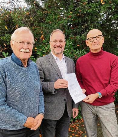 Unterstützung für das Hospiz von der Dr.-Arnold-Hueck-Stiftung: Heinz Müting (l.) und Manfred Strieht (r.) überreichten den Förderbescheid an Felix Staffehl von der Geschäftsführung der Christliche Hospize im Kreis Soest.