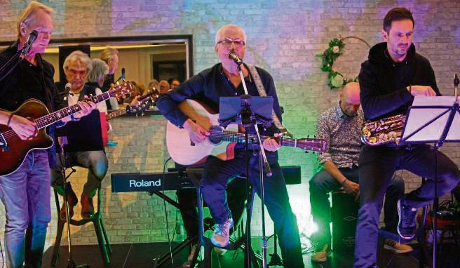 Fünf von sechs „Grauen Männern“: Die Erwitter Band trat zu sechst in der Kneipe auf. Foto: Helga Wissing