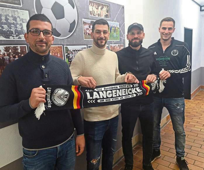 B-Ligist Arminia Langeneicke präsentiert das neue Trainerteam für die Saison 2025/26 (v.l.): André Galeano (Betreuer), Francesco Galeano (Cheftrainer) und André Schneider (Co-Trainer). Rechts: Der 2. Vorsitzende der Arminia, Philipp Grote.