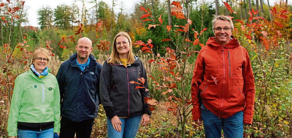 Antje Hopp, Jürgen Göke, Hanna Hüske und Herbert Cramer (v.l.) vom Förderverein Zukunftswald. Die 90 000 Bäume finanzierte der Verein durch Spenden und Mitgliedsbeiträge.