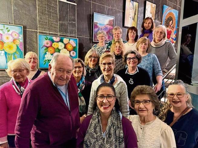 21 Künstler um Leni Gehlen (v.M.) stellen ihre Werke bis Ende Februar im Erwitter Rathaus aus.