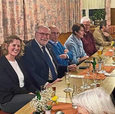 Zu Tisch bat die Ortsunion auch MdB Thies (2.v.l.).