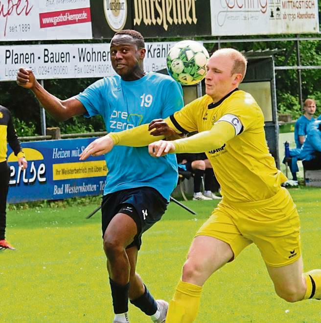 Bad Westernkottens Kapitän Merlin Sonntag (r.) im Duell gegen Lamin Jammeh, der nach 73 Minuten das 2:0 für den Gast aus Minden markierte. Foto: Wiegand