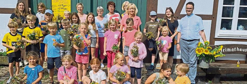 Zahlreiche Kinder waren dieses Mal wieder beim Krautbundbinden in Störmede dabei.