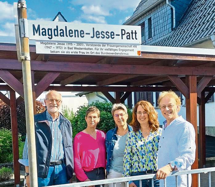 Kfd-Mitglieder und Heimatfreunde mit den neuen Pättkes- und Legendenschildern: (v.r.) Stefan Wiesner, Sandra Erdmann, Heike Knoche, Michaela Kuczynski und Wolfgang Marcus.
