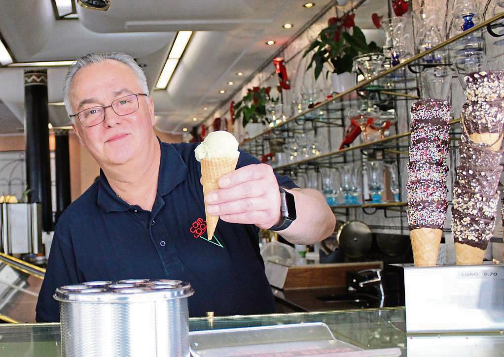 In den Sommerferien darf das Eis nicht fehlen – egal ob eine Kugel im Hörnchen, im Becher oder ein Spaghetti-Eis. Die Trendsorte in diesem Jahr ist Dubai-Eis. Foto: Mintert