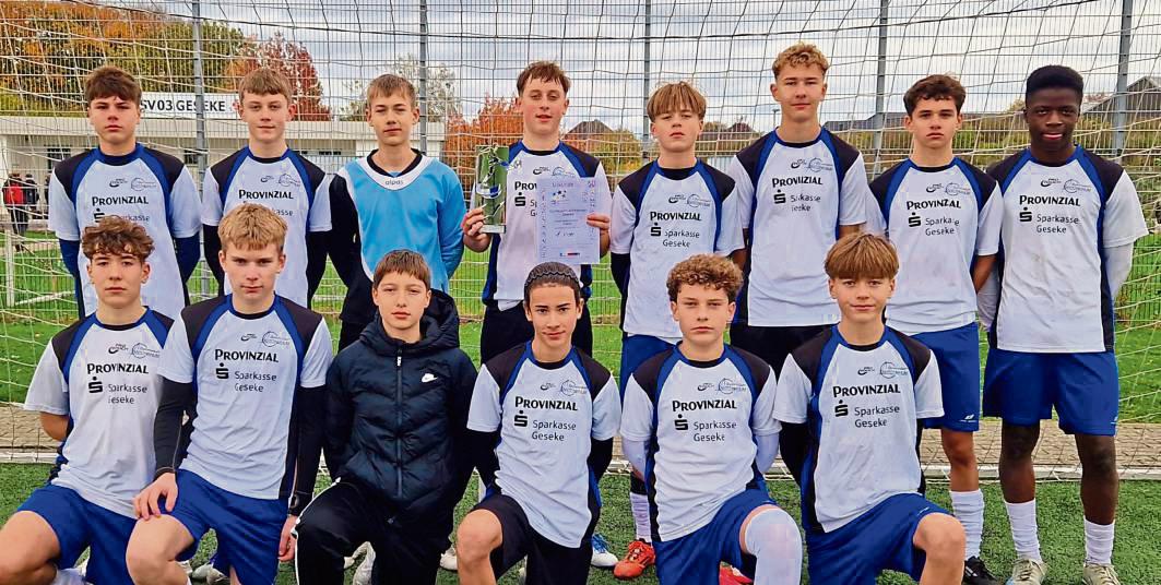 Freuten sich über den lang ersehnten und verdienten Kreismeistertitel des Antonianum (h.v.l.) Paul Pomrisch, David Tillmann, Emil Büker, Laurenz Hermes, Luka Hunold, Tom Wibberg, Lion Schulz, Joseph Owusu; (v.v.l.) Maximilian Fuchs, Tristan Vollmer, Wadim Prosowski, Carlos Babeira-Luengo, Ben-Henry Bardusch und Luis Hunold.