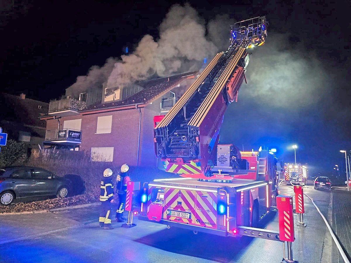Im zweiten Obergeschoss eines Mehrfamilienhauses stand eine Wohnung in Brand, aus den Fenstern quoll dichter Rauch. Foto: Feuerwehr Geseke